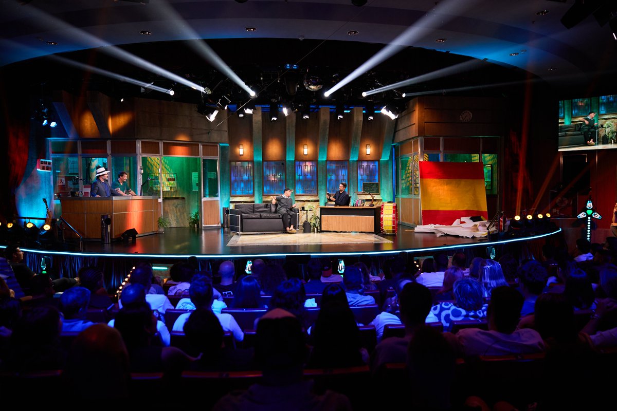 LaRevuelta_TVE's tweet photo. No se nos ha olvidado lo de hacer el gilipollas delante de 300 tarados y unas cámaras. Había muchas ganas. La gente pensando que íbamos a hacer otro programa, pero SI NO SABEMOS. https://t.co/KUjiohDjhE