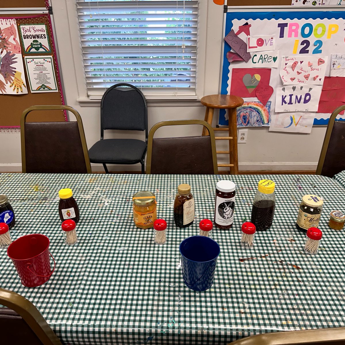 FoxhoundBeeCo's tweet image. Sharing with you some snaps from the interactive beekeeping class we had in Mountain Brook on September 4th. Thank you for having us!

#beekeeping #foxhoundbeeco #beekeepingclass