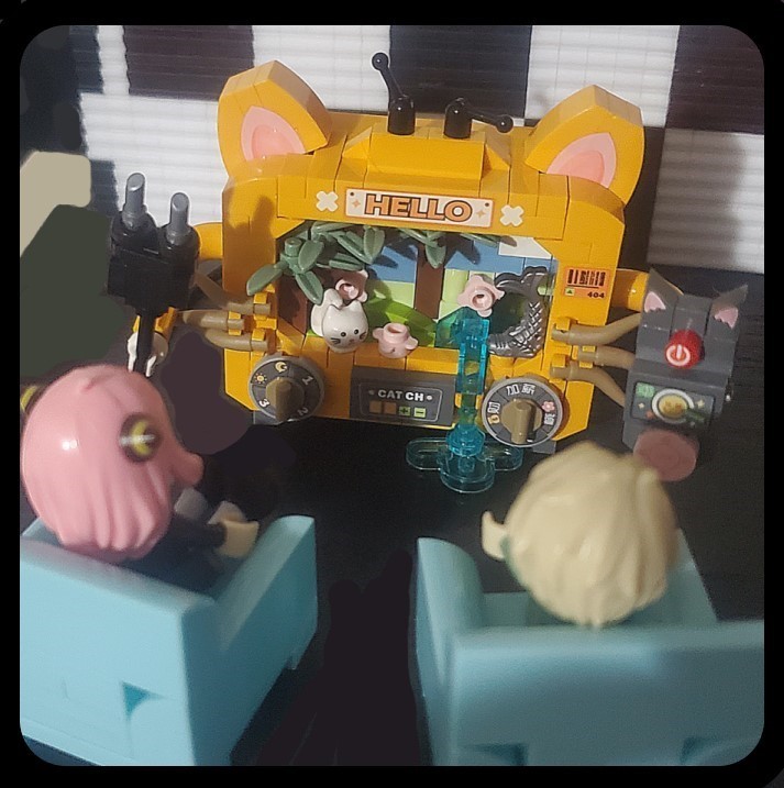 MeowthAvenger's tweet image. Built a microblock TV this one was fun to do with all the little unique pieces. This one has lots of decals too. #microblock #microblockbuilds