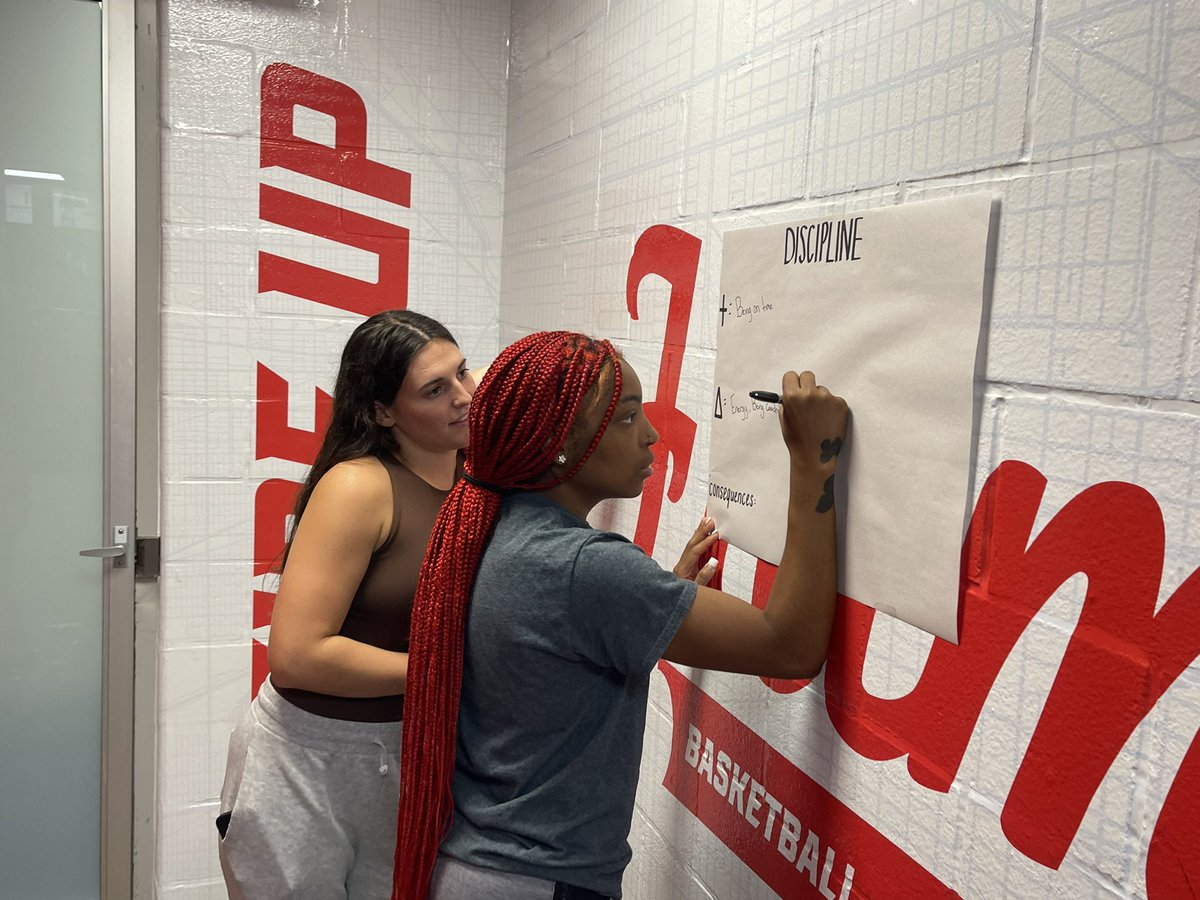 UIC_WBB's tweet photo. Building on our CULTURE, striving for GREATNESS 🔥🔥 
#FireUpFlames #ChicagosCollegeTeam https://t.co/2Enrvcf070