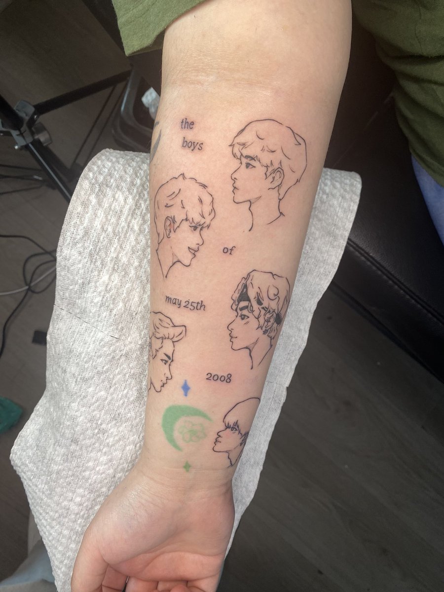 squishypeachlu's tweet photo. The last year I send a message to @bubumdles about a beautiful draw she made. This year finally I made the most precious tattoo. Thanks a lot for the drawing and thanks a lot to @SHINee for exist 💖💖💖
@ONEW_GRIFFIN @realjonghyun90 @TAEMIN_BPM
#shinee #alwaysfive https://t.co/0pgKO3mimW