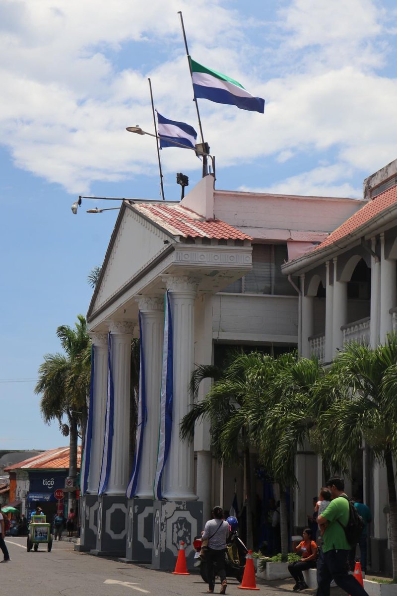 La Municipalidad de Sonsonate Centro se une al duelo por Fray Jack Hoak y las víctimas del accidente aéreo en La Unión. Nuestras banderas ondean a media asta en su honor. 🕊️🙏