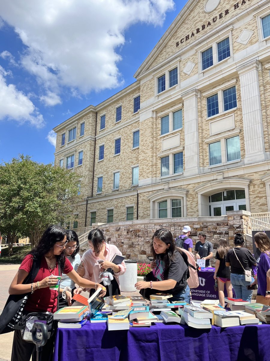 TCUEnglish's tweet photo. We had such a great time talking to students and handing out merch and books at the AddRan Fall Welcome Back Event! 📚

#tcuenglish https://t.co/yib4H419uE