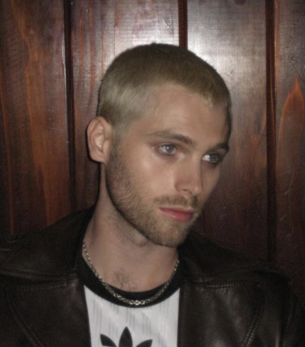 lukesbluesuit's tweet photo. it’s kinda hot but it’s simply not him my brain is so confused https://t.co/VQBzNyrfHC