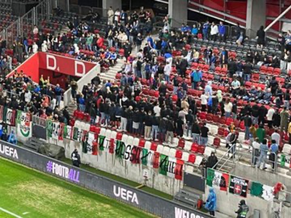 JoueursItalia's tweet image. Les supporters italiens qui ont fait le déplacement en Hongrie ont tourné le dos au moment de l’hymne d’Israël. 👏🏻