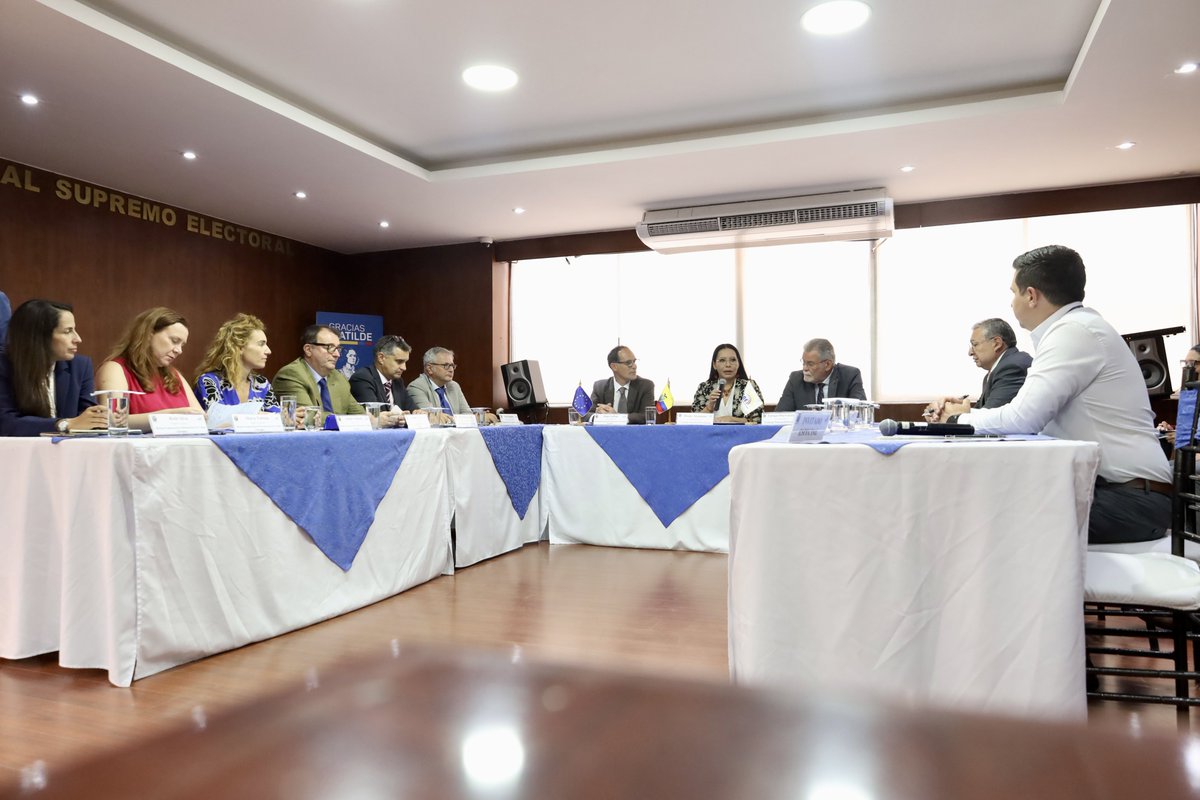 DianaAtamaint's tweet photo. El @cnegobec abre sus puertas a una Misión Exploratoria de #ObservaciónElectoral 🔎 de la @UEenEcuador, para profundizar sobre el entorno político - electoral de las #Elecciones2025Ec. 

El objetivo, sumar miradas y fortalecer la transparencia de los comicios; luego de 1️⃣5️⃣ años, el 🇪🇨 podría concretar la llegada de una delegación mayoritaria de observadores pertenecientes a esta región, quienes contribuirán de manera técnica con este proceso.