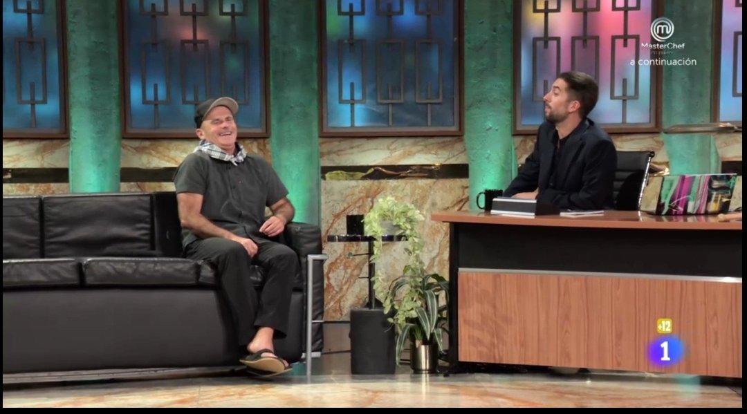 Decían que Broncano venía para ser la voz de la Moncloa y en su primer programa ha decidido traer a un surfista ciego que ha sido 5 veces campeón del mundo.

Mientras, en el Hormiguero traen a una nieta e hija de reyes.

Yo tengo claro a quién darle voz.  

#Broncano #LaRevuelta