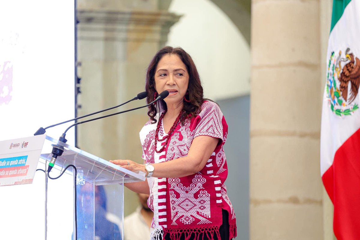 doctoravero's tweet photo. 😊En el @COBAO_GobOax nos sumamos a la campaña "Entre broma y broma el acoso se asoma", jornada contra el bullying que impulsa el @DIF_Oaxaca y que se replicará en todas las escuelas. Valoro el trabajo de la Pdta. @Irma_BolanosOax y del Gdor. @salomonj en un tema tan sensible. https://t.co/BdLPk0GxjA