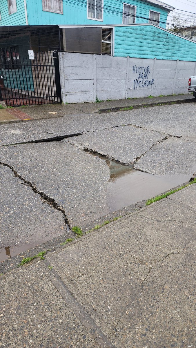 E5TRATEGA's tweet photo. Era cosa de tiempo que la calle se partiera por el paso de las micros y camiones.
Calle Brasil llegado a calle Azucenas.

Estimada alcaldesa, a quien hay que recurrir por arreglo de calle??

#Valdiviacl @Carla_Amtmann @munivaldivia https://t.co/6tqRNume4x