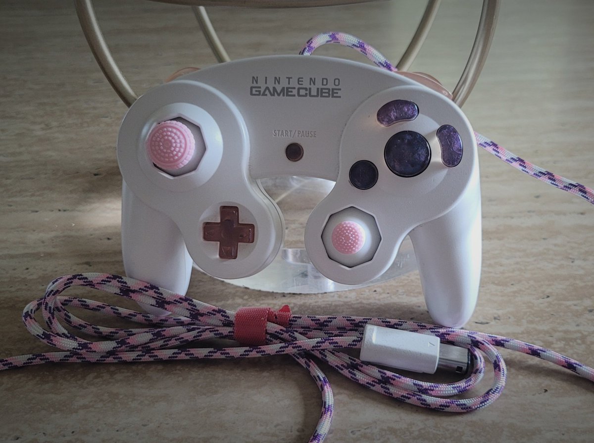 FishFRFX's tweet image. The cutest controller for the cutest @GexTheWorstRoy ❤️

- Phob 2.0.5
- Mechanical Triggers by @RockerGameMod 
- Sticks by Gosre
- Resin Button &amp;amp; Trigger Set by @getagripgc 
- Tac Z &amp;amp; Dpad