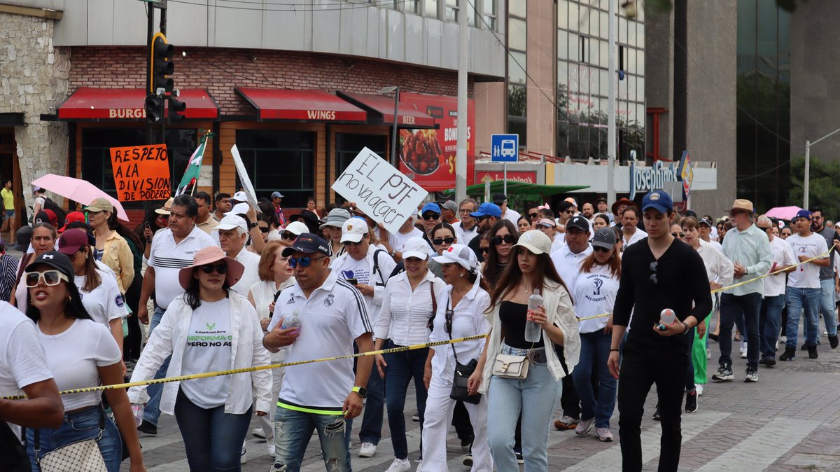 TheSOLarPulse's tweet photo. Marcha de la semana pasada en Monterrey contra la reforma judicial. 

#43de43 #NoALaReformaJudicial #PJF https://t.co/jKHMIuGnGw