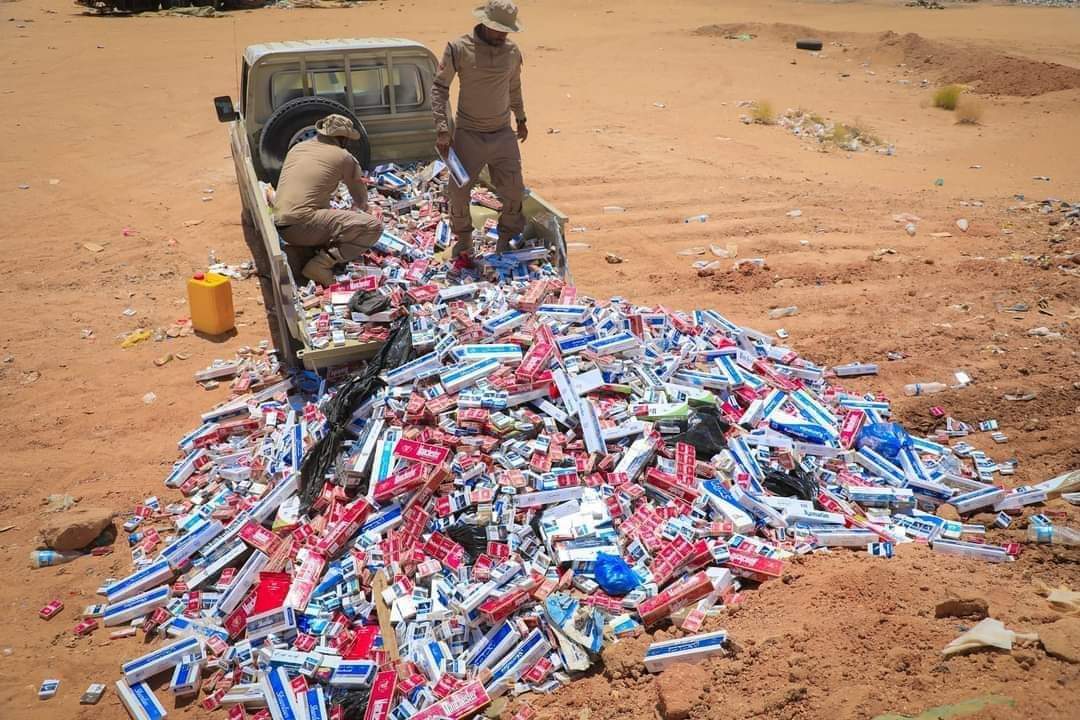 قوات #درع_الوطن في منفذ الوديعة تصادر السجائر والمعسل التي يحاول إدخالها بعض المغتربين والمعتمرين إلى السعودية،مما يتسبب في ازدحام وصولهم إلى المنفذ السعودي.

الجدير بالذكر أنه لا يتم التساهل مع المخالفين، حيث تصادر المواد المحظورة عند نقطة السلاح ا
للتفتيش ويتم إتلافها مباشرة.