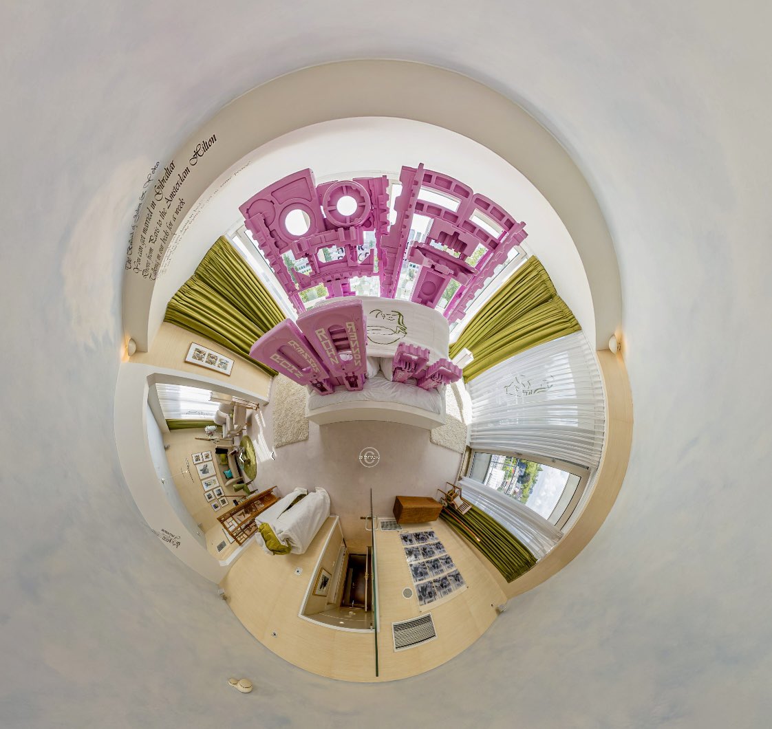 See Amsterdam in 360 (swipe left to right, up and down and enjoy) amsterdam360.com/panos/pollolaa…

‘WE ARE not alONE - Rohn Rennon &amp; Roko Rono’ is een interactief kunstproject van kunstenaar Joanneke Meester in de John&amp;Yokosuite <a href="/Hilton/">Hilton</a> Amsterdam  #art #kunst