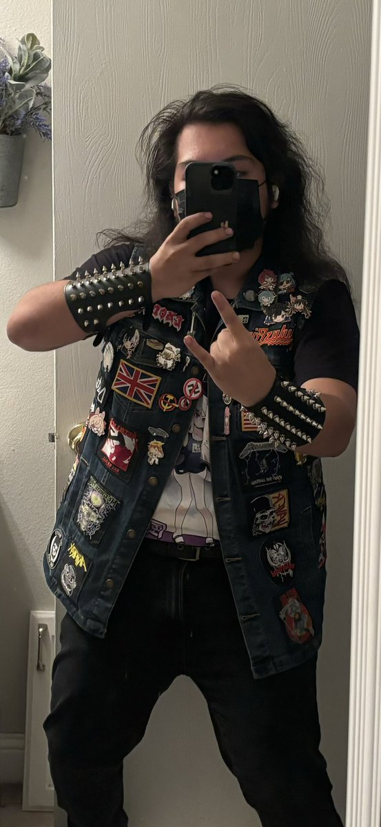 gui_luvs_thrash's tweet image. Me vs sensei from blue archive Spot the difference