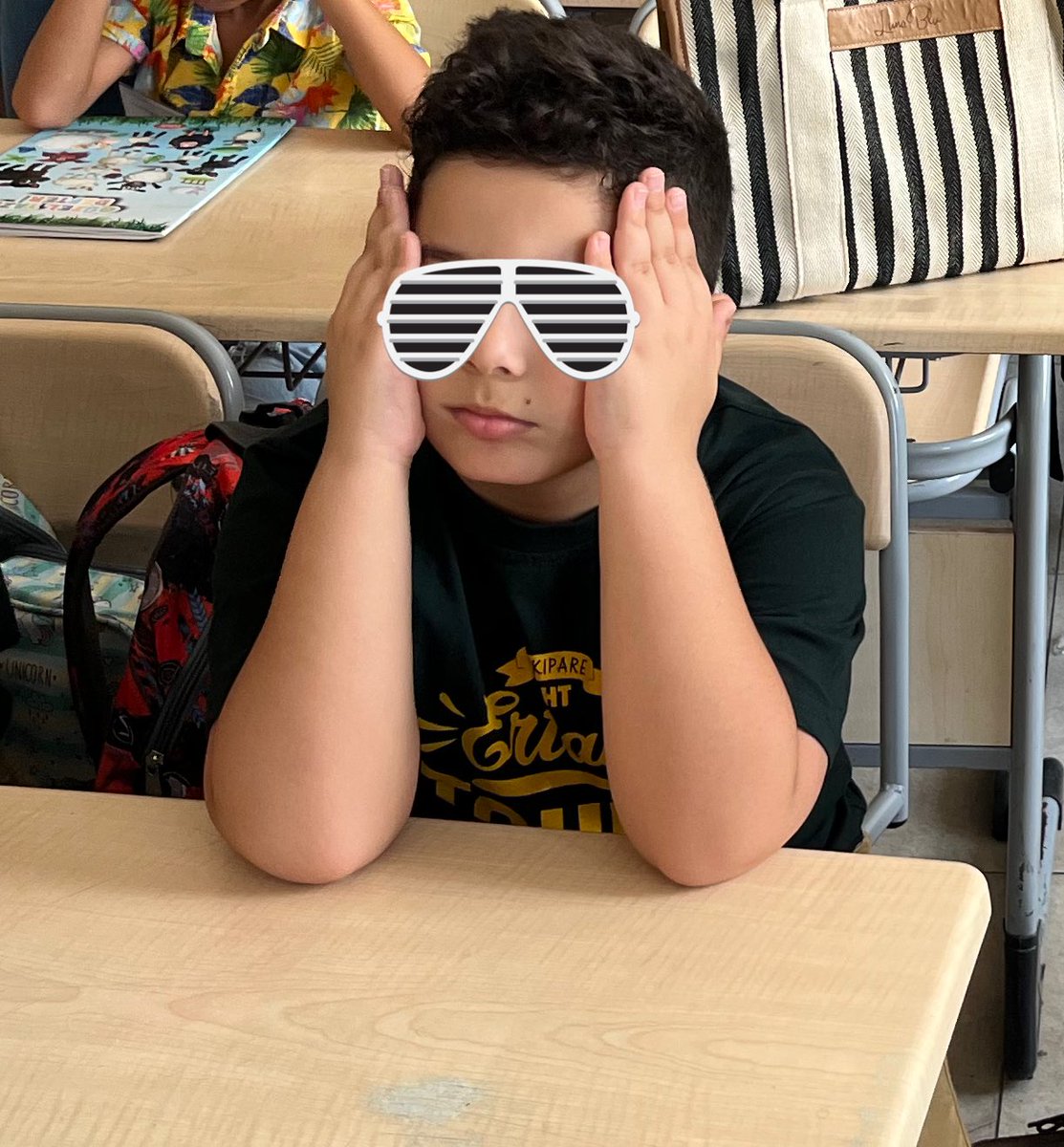 Bugün ilk okul gününde bir ara şöyle bir durumda gördüm ciğerimin köşesini.
Ah be evladım daha düşünecek çok günlerin var 😅