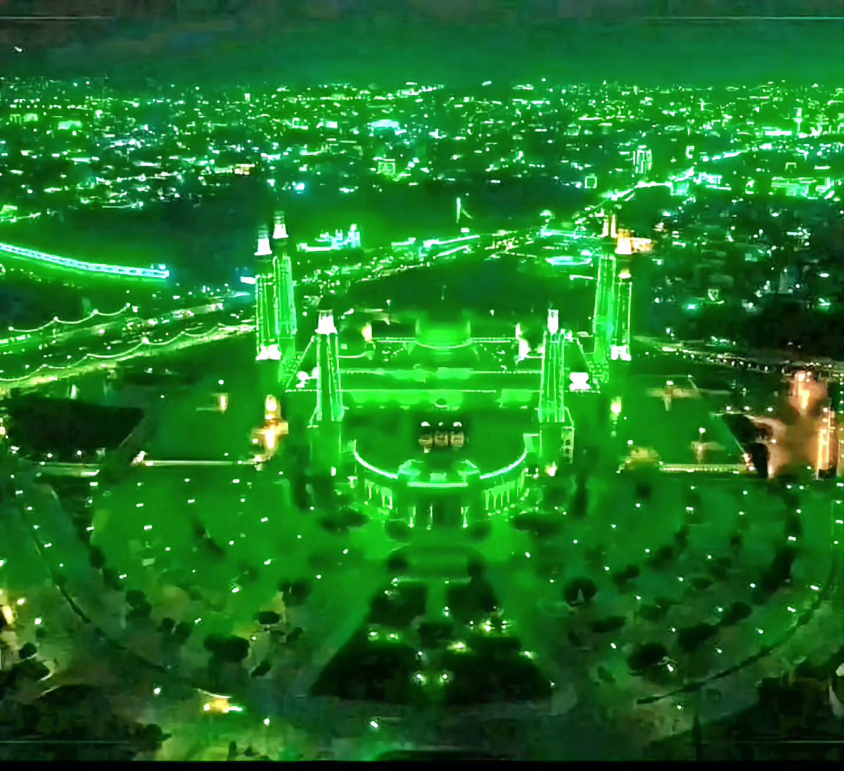 للذي يقولو انا الاحتفال بالمولد النبوي بدعه
قالو لوماشو بدعه لوشي انو مذكور في القران
خلاص هل ركوب السيارة مذكورفي القران لا هوذ حنا بنركب
هل ركوب الطائرة مذكور في القران لا هوذ حنا بنركب 
حاجات كثيره بنستخدمه وماشي مذكوره في القران
يعني المولد النبوي ماشو بدعه البدعه انت،😡