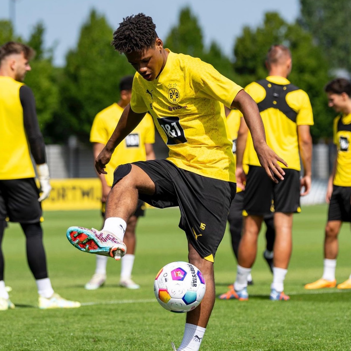 FabrizioRomano's tweet photo. ✨🇧🇪 “Soon on top”, says Roméo Lavia on Borussia Dortmund’s Belgian winger Julen Duranville. https://t.co/eF8HzPp0X8
