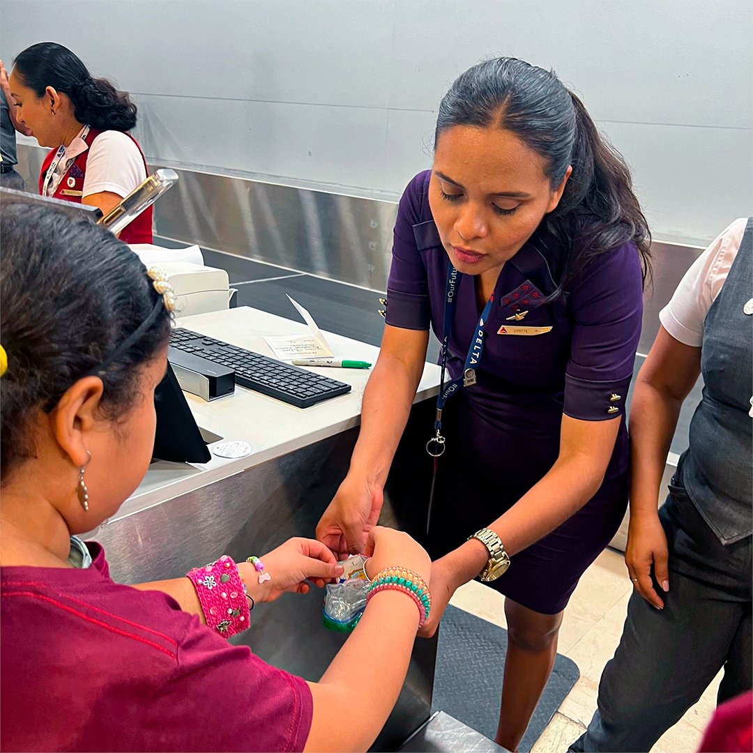 VallartaAirport's tweet photo. ¡Una visita que inspira a volar alto! ✈️🌟Recibimos a los niños del #ClubVallartaAC, quienes, de la mano de los voluntarios de #CaringCrew y @Delta, vivieron una experiencia inolvidable. Desde charlas con pilotos, simulación de check-in, hasta la emoción de ver aviones de cerca. ¡Cerramos con un pequeño obsequio lleno de cariño! 🎁😊
