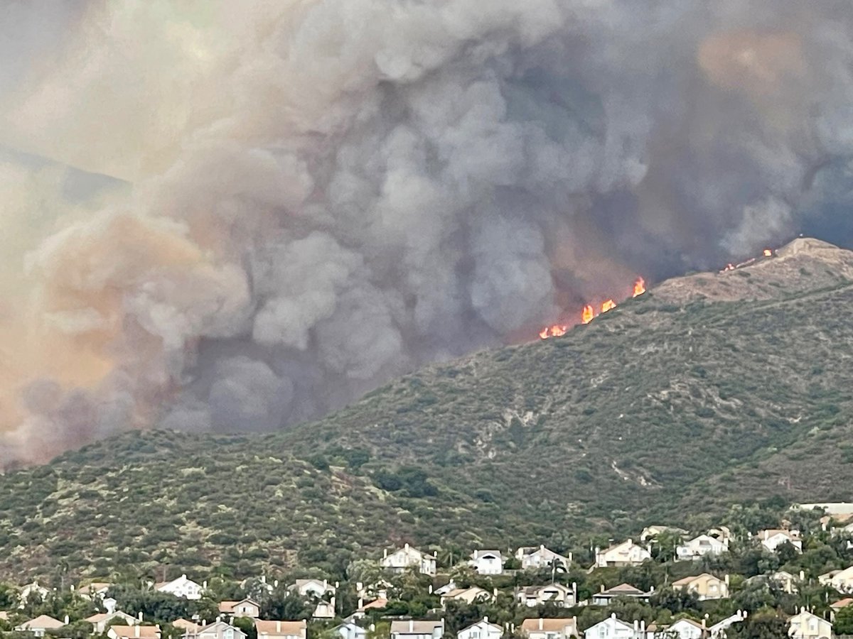 vs4as's tweet photo. Can see flames now. Ugh. Praying for all that are close. Hope they evacuate. Having flashbacks to #HolyJim #airportfire https://t.co/UT1yLCHkz8