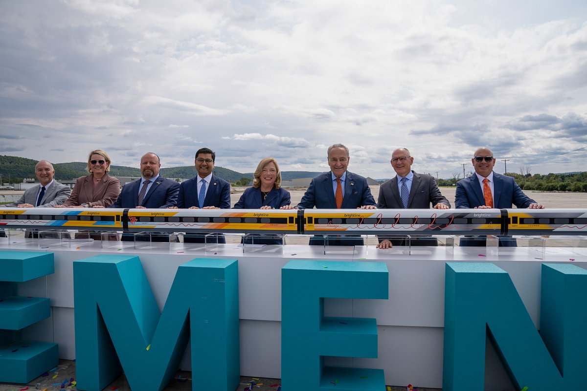 Marc Buncher (@marc_buncher) on Twitter photo Together with <a href="/SenSchumer/">Chuck Schumer</a> and <a href="/BrightlineWest/">Brightline West</a>, I am excited to announce <a href="/SiemensMobility/">Siemens Mobility</a> will open a nearly 300,000 sq ft high-speed rail production facility in Horseheads, NY. We're thrilled to bring high-speed rail production to North America! sie.ag/4gNQ2U Together with <a href="/SenSchumer/">Chuck Schumer</a> and <a href="/BrightlineWest/">Brightline West</a>, I am excited to announce <a href="/SiemensMobility/">Siemens Mobility</a> will open a nearly 300,000 sq ft high-speed rail production facility in Horseheads, NY. We're thrilled to bring high-speed rail production to North America! sie.ag/4gNQ2U