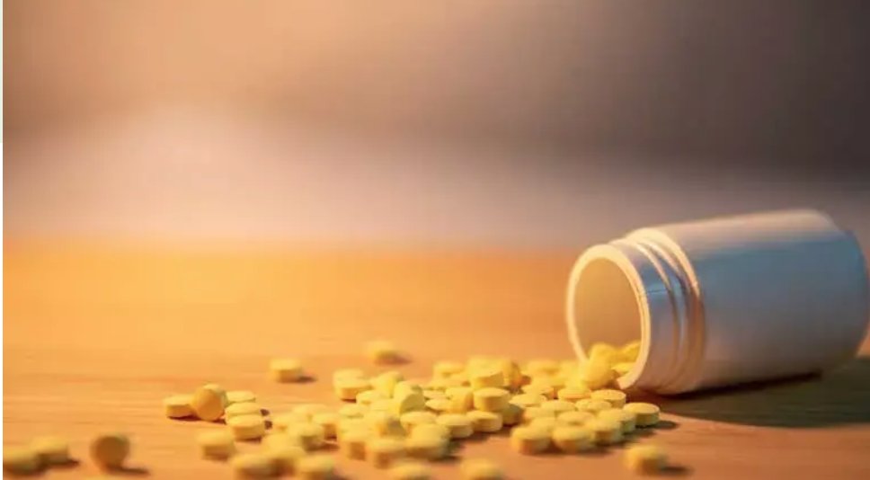 CleveClinicFL's tweet image. If you suspect someone has #overdosed, you have to act fast. 
Our expert explains what steps to take: cle.clinic/3MeGsW2