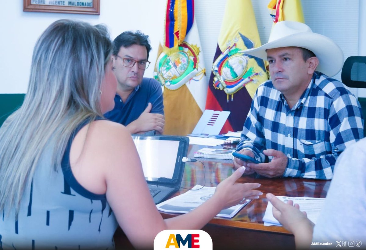 AMEcuador's tweet photo. El alcalde Roberth Arrobo, se reunió con Luisana Becerra, coordinadora #UTR2 de #AME, junto a técnicos de la Dirección de Desarrollo Sustentable del GAD #PedroVicenteMaldonado, analizaron estrategias que fortalezcan la administración municipal.
#AMEesGestión https://t.co/mB7riNOuAg