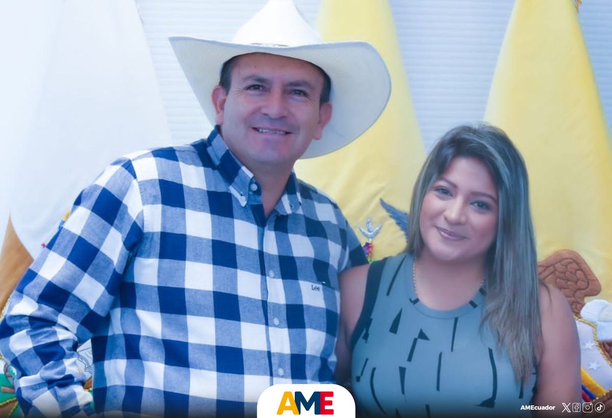 AMEcuador's tweet photo. El alcalde Roberth Arrobo, se reunió con Luisana Becerra, coordinadora #UTR2 de #AME, junto a técnicos de la Dirección de Desarrollo Sustentable del GAD #PedroVicenteMaldonado, analizaron estrategias que fortalezcan la administración municipal.
#AMEesGestión https://t.co/mB7riNOuAg