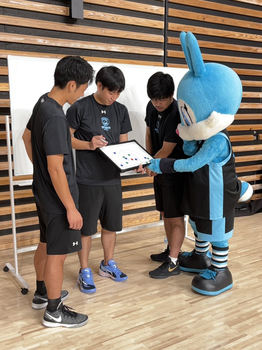 TUBC_UNITE's tweet photo. コートで爆睡していた #ユナイト ですが、しっかりプレシーズンゲームに向けて準備をしています🐰🔥コーチ陣と作戦会議もしてました😂みなさんと会場で���会いできることを楽しみにています😊#ユナイト #東京ユナイテッドBC #TUBC #Bリーグマスコット #TUBCPRIDE https://t.co/sIZh2y6nfr