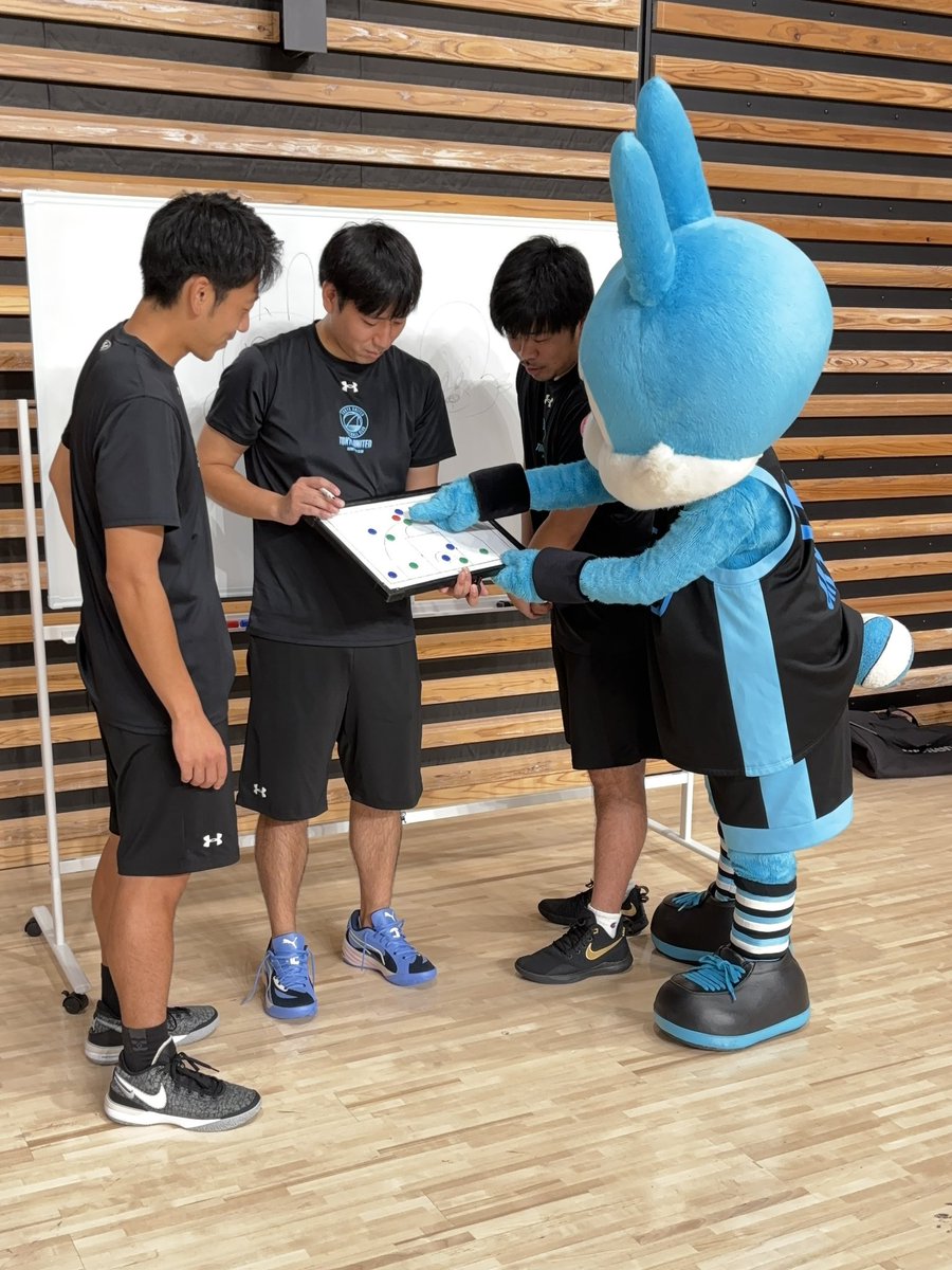 TUBC_UNITE's tweet photo. コートで爆睡していた #ユナイト ですが、しっかりプレシーズンゲームに向けて準備をしています🐰🔥コーチ陣と作戦会議もしてました😂みなさんと会場で���会いできることを楽しみにています😊#ユナイト #東京ユナイテッドBC #TUBC #Bリーグマスコット #TUBCPRIDE https://t.co/sIZh2y6nfr