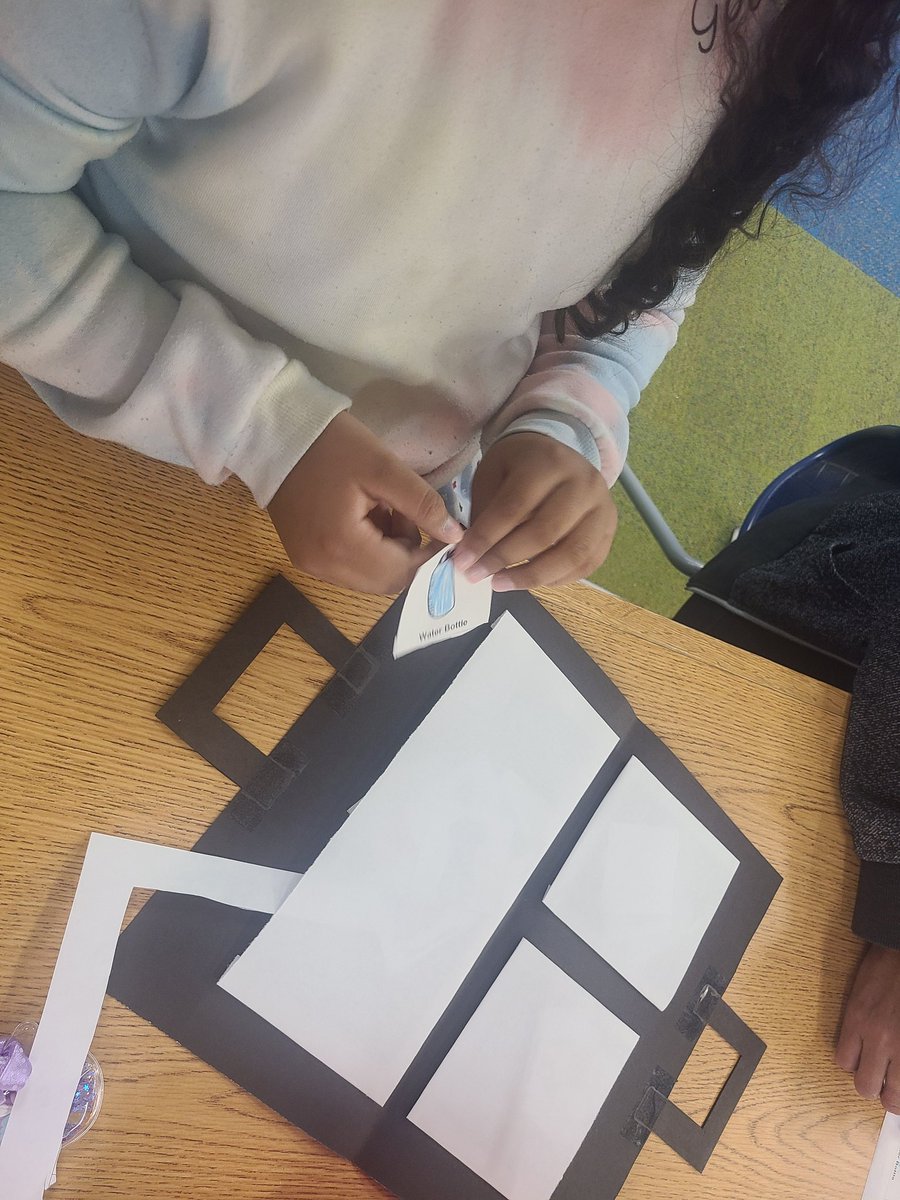 This Grandparents' Day, time together was the true treasure! Loved using this gem by @NataliaSylv and @juanamedina as the centerpiece for our <a href="/WalnutCreekATX/">Walnut Creek Early College Prep Elementary School</a> celebration. Donuts, reading, and a suitcase craft! What would YOU pack? #FindYourStory #EncuentraTuCuento <a href="/AustinISDLibs/">Austin ISD Libraries</a>