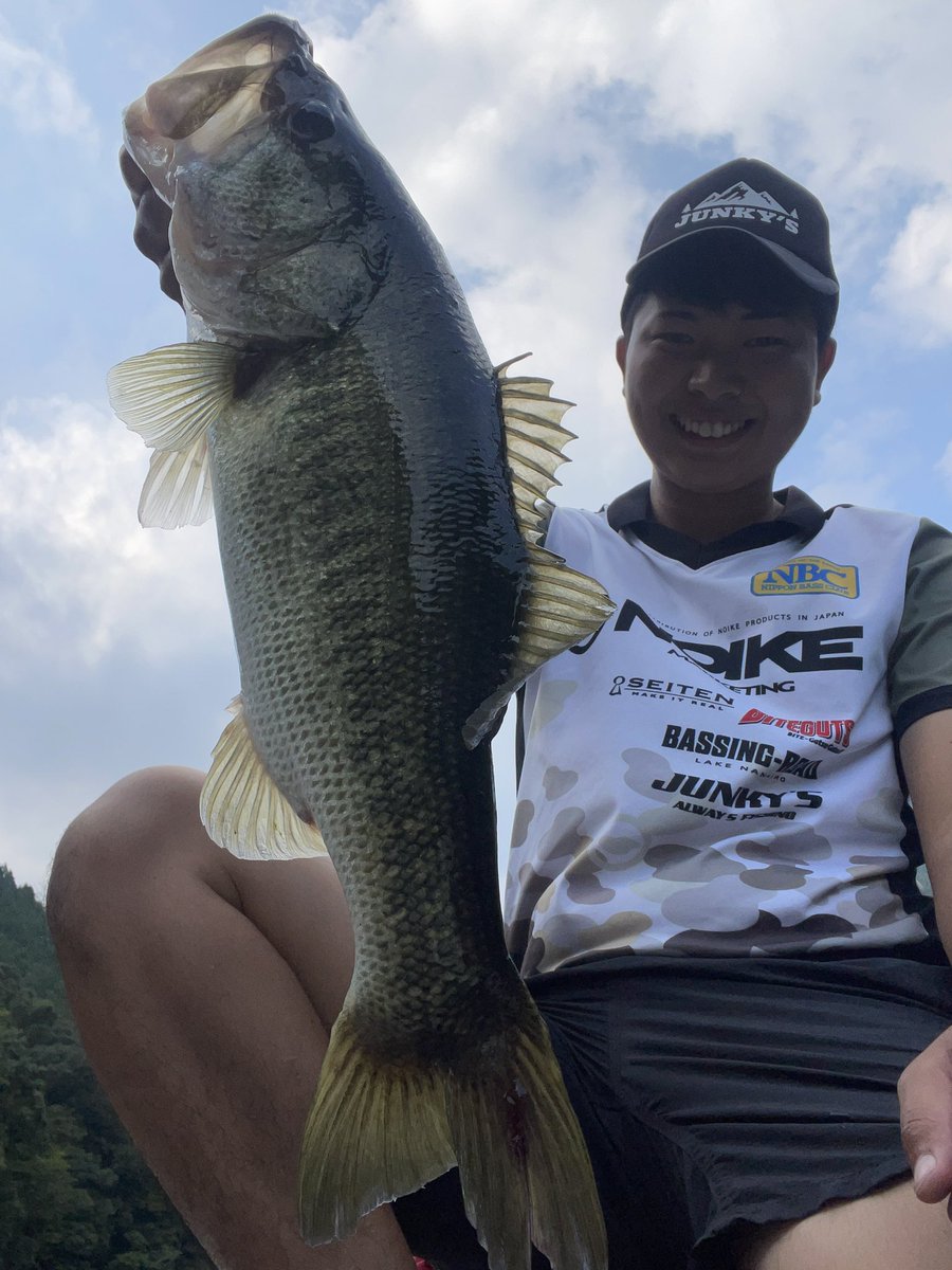 khbassfs's tweet photo. 大会終了後にちょっと釣り🎣

夕方にスモーキンダッド3.5でナイスバス👍

スモーキンダッド3.5は初フィッシュ✨

 #池原ダム #NOIKEマーケティング #スモーキンダッド #フリーリグ #ジャンキーズ #バッシングロード https://t.co/f8klgYGKJ1