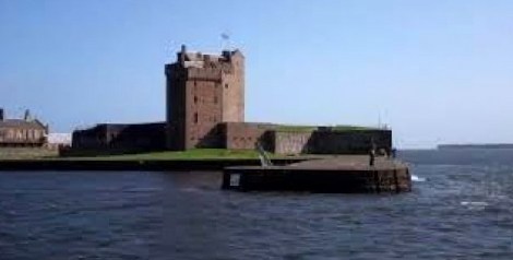 tourscotland's tweet photo. Tour #Scotland short late #Summer early #Autumn 4K travel video Blog clip of the sight and sounds of windy weather by #Broughty #Castle on the #Firth of #Tay on ancestry, genealogy, family history visit and trip to #Broughty #Ferry near #Dundee, #Tayside https://t.co/8tcW2rbjvF https://t.co/qI5Z8kKllv