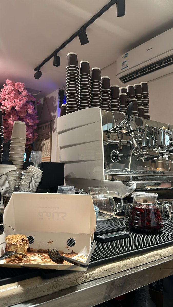 هنِاك تفاصَيل لا تحُكى إلا لـ فنجان قهُوة " ..