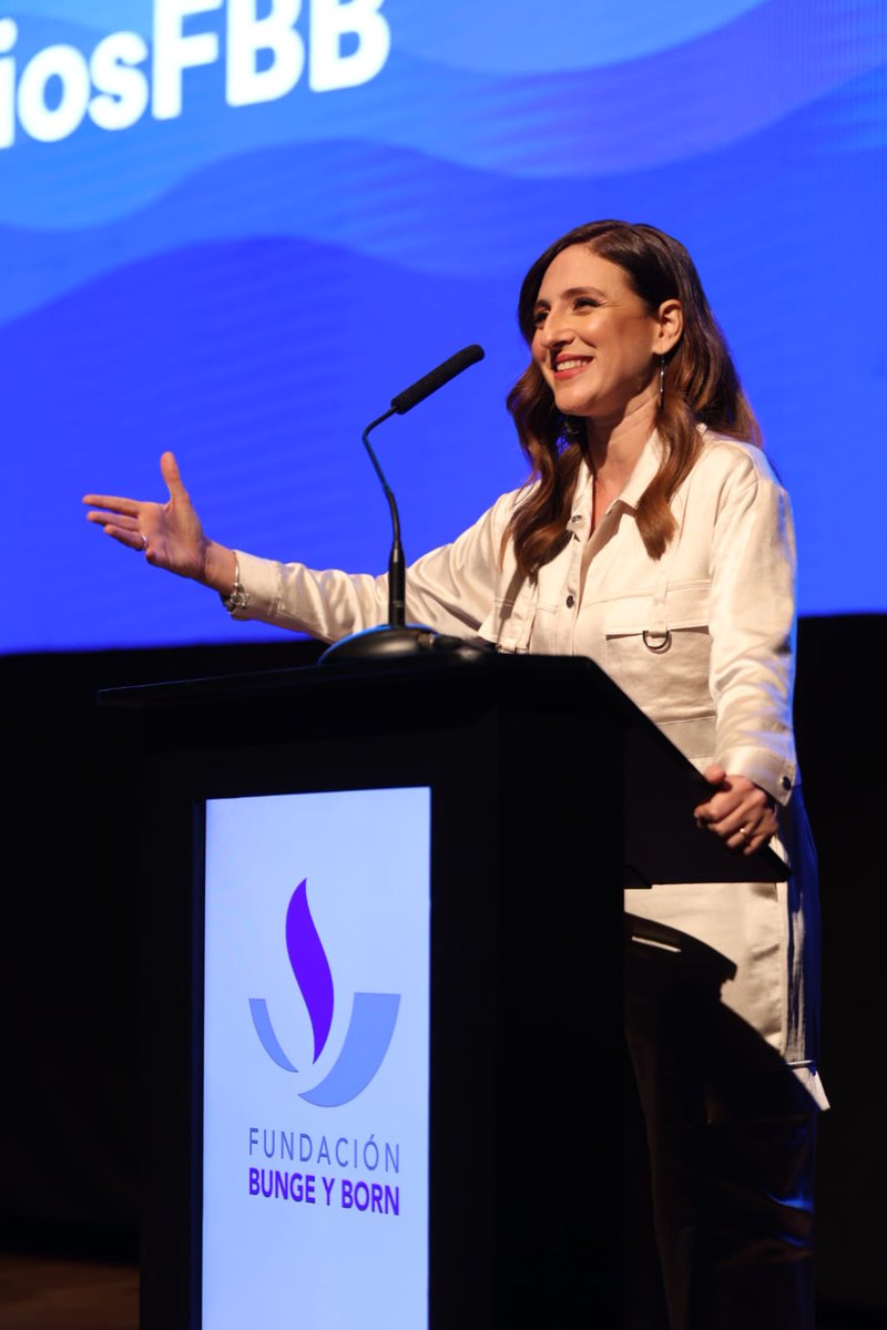 FundacionByB's tweet photo. @PiolaAlberto @deep_climate Con la conducción de @carola_amoroso y la sala Argentina llena, comienza el evento del Premio Fundación Bunge y Born
#PremiosFBB https://t.co/nHT1132aQA