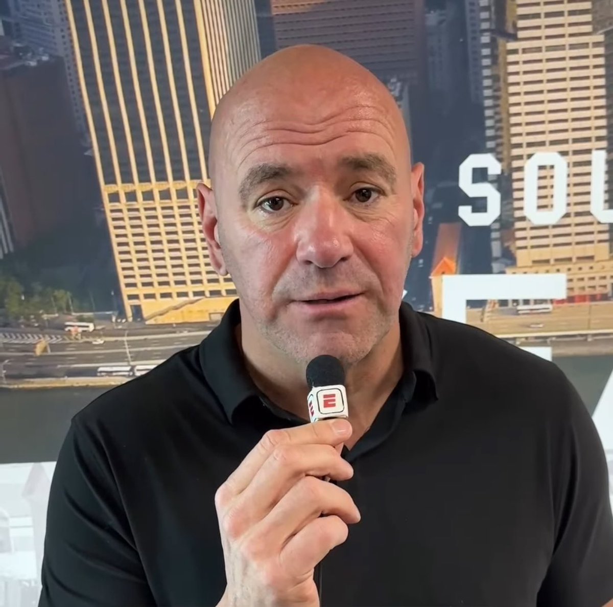 BenTheBaneDavis's tweet photo. Why’d they give Dana the smallest microphone ever 😭 https://t.co/QWfnM1v5FK