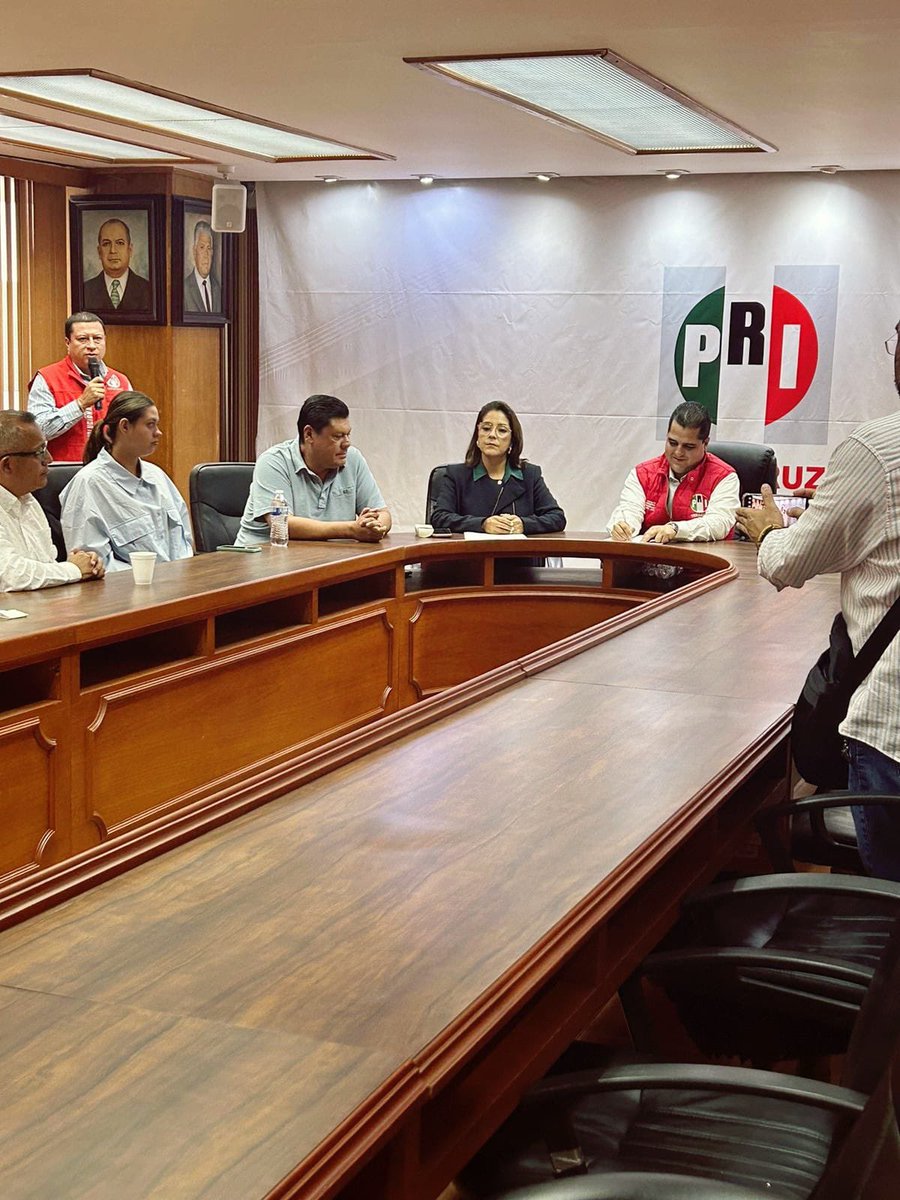 📌 Con la finalidad de continuar generando acciones en beneficio de militantes y familias veracruzanas, este lunes, se firmó un convenio de colaboración entre el <a href="/PRIVeracruz_/">CDE PRI Veracruz</a> y grupo ELMIRE.

1/3