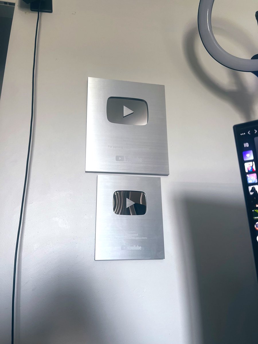mws's tweet photo. YouTube shrunk the 100,000 Play Button

i didn’t realize by how much until rn

• Top is the Old one
• Bottom is the New one https://t.co/bWhnkPytZ4