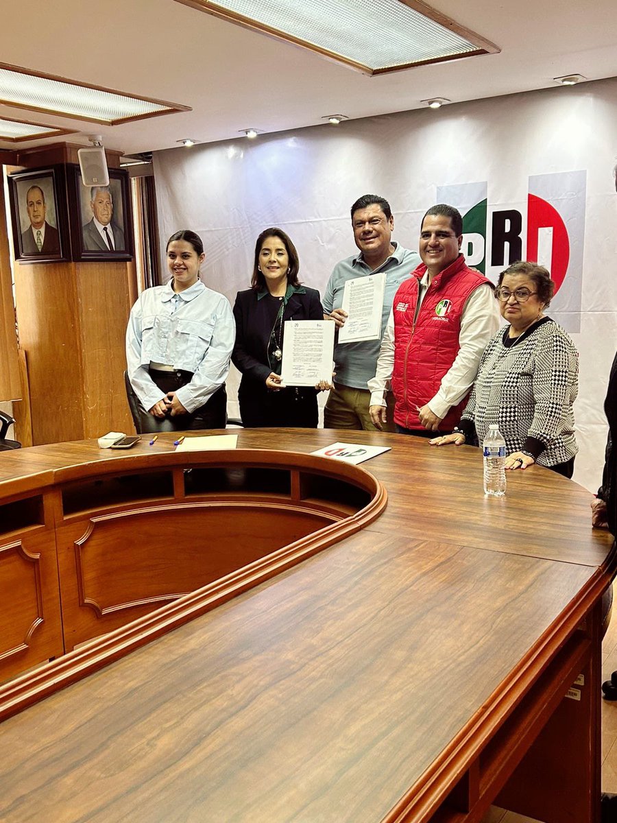 Con la presencia de <a href="/AdolfoRamirezA5/">Adolfo Ramirez Arana</a>, presidente del <a href="/PRIVeracruz_/">CDE PRI Veracruz</a>, Adriana Rojano Pazzi (<a href="/bolarojano/">adrianarojano</a>), secretaria de gestión social del CDE y el Lic. Hugo Miguel Armida, propietario de papelerías Elmire, el convenio otorgará descuentos en artículos escolares y papelería✏️🗒️

2/3