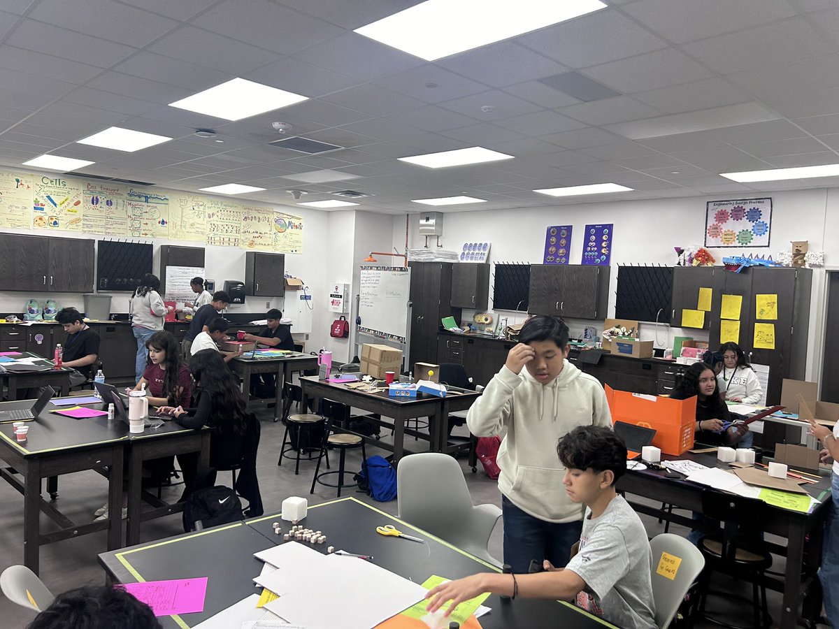 _annettemaxie's tweet photo. Ms Mendoza’s biology students were busy and focused during their sustainability PBL. The design process in action! Can’t wait to see final proposals! #sheldonstem https://t.co/uKynZhWBvl