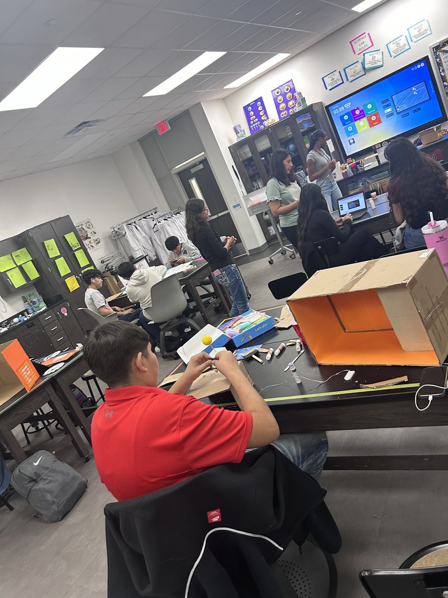 _annettemaxie's tweet photo. Ms Mendoza’s biology students were busy and focused during their sustainability PBL. The design process in action! Can’t wait to see final proposals! #sheldonstem https://t.co/uKynZhWBvl