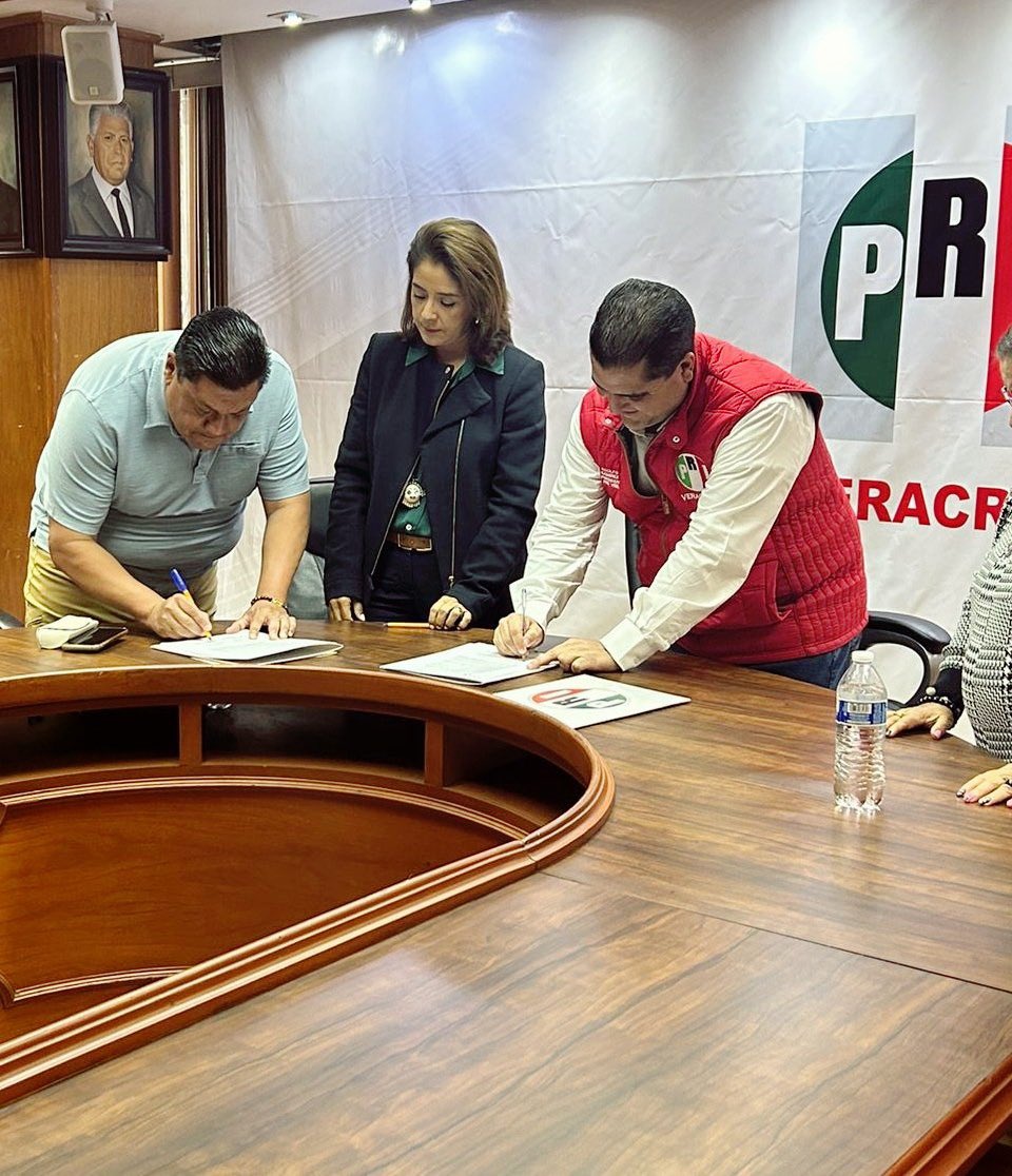 <a href="/AdolfoRamirezA5/">Adolfo Ramirez Arana</a> <a href="/bolarojano/">adrianarojano</a> 📌Acércate a las oficinas de la Secretaría de Gestión Social (<a href="/SGSPRIVeracruz/">Gestión Social PRI Veracruz</a>) del Comité Directivo Estatal del #PRI para acceder a estos beneficios que ofrece ELMIRE en sus 5 sucursales.
3/3
