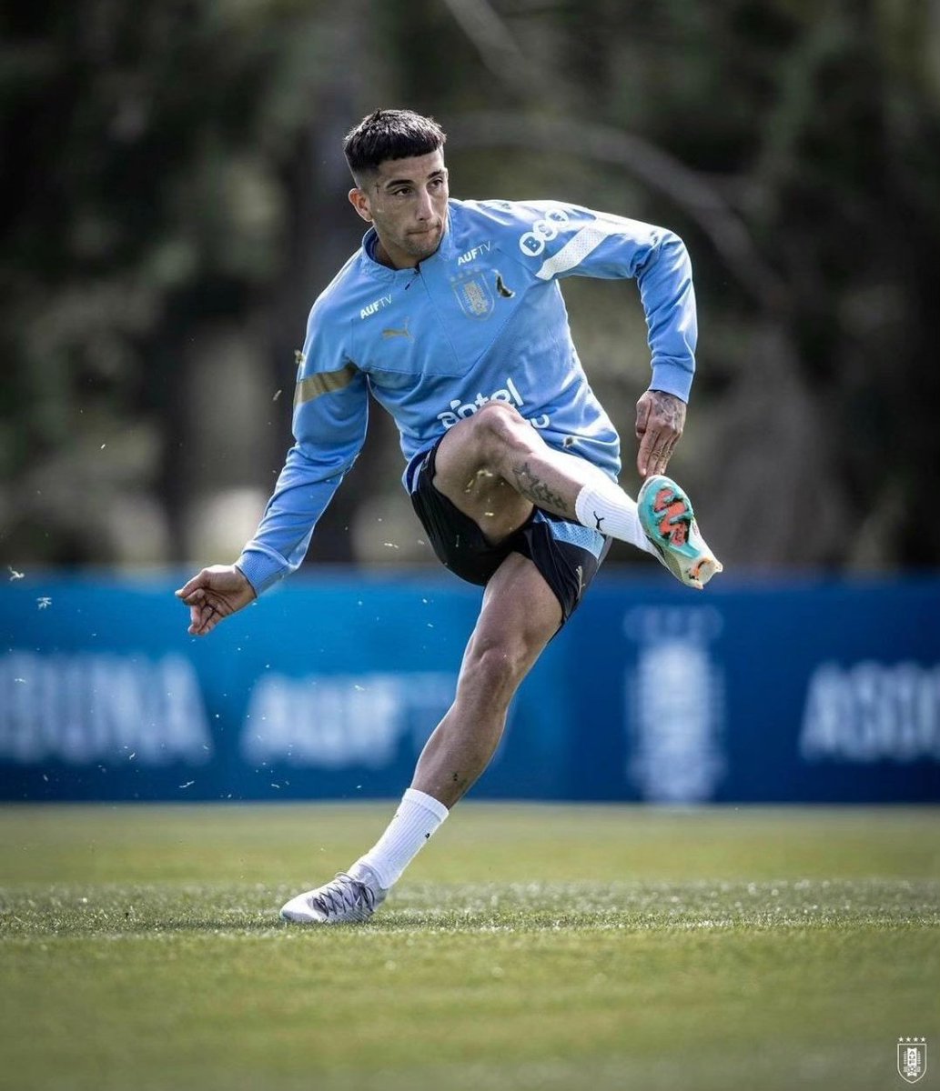 RodrigoRomano76's tweet photo. EL 9 PARA EL MARTES ✅️

Cristian Olivera será el 9 de la selección ante Venezuela.

Para Bielsa es una de sus apuestas más importantes pero también mas pesadas y arriesgadas. Miguel Merentiel y Luciano Rodriguez van a quedar en el banco. 

Bielsa preparó a Cristian Olivera para jugar de delantero de área de cara al Preolimpico 2024 pero a días del inicio de ese torneo su equipo, Los Angeles FC, lo pidió de apuro y no lo terminó cediendo ya que no era obligatorio. El torneo lo terminó jugando Luciano Rodriguez y siendo figura y goleador. 

Para Olivera mañana será el partido 9 con la mayor, su debut fue hace un año, en Quito cuando entró en el segundo tiempo del partido que Uruguay perdió 2-1 ante Ecuador por la segunda fecha de las Eliminatorias 2026.