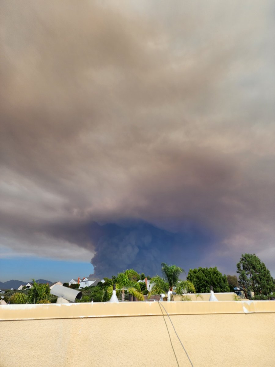 CeriseJane's tweet photo. Goddamn... #airportfire welcome to fire season in california https://t.co/2ly1eyqmbY