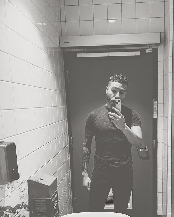 Only1arys's tweet photo. Back in the day, my ☁️ ☁️ ☁️ ☁️ were grey, and it seemed like my angels couldn’t blow them away….but then… 🖖🏽🖤
#arys #taurus #pharrell #gwenstefani #bull #aprilbaby #selfie #mirror #mirrorselfie #tattoos #curls #curlyhair #curly #curl #fit #style #mcm #toronto #creator https://t.co/KzmjWbf15p