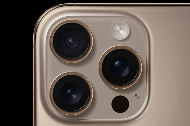 TechAholicsPod's tweet photo. Las cámaras en los modelos Pro son una locura. Nuevo ultra gran angular de 48MP con enfoque automático, teleobjetivo de 5x en ambos modelos, grabación de video Dolby Vision 4K a 120 fps y mejor calidad de audio con 4 micrófonos de calidad de estudio. #CameraBeast https://t.co/YS8IGZy6YK