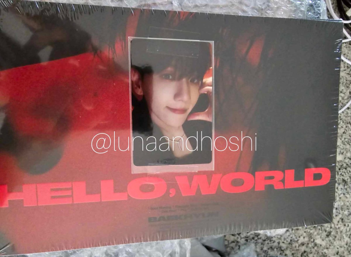 lunaandhoshi's tweet photo. Made the right decision to buy the one with the exclusive US photo card than the signed one! I need to see the other one, but my sister is busy and she just sent me this. 😭
#백현 #BAEKHYUN #HelloWorld #PineappleSlice #USversion
@B_hundred_Hyun
@INB100_official @BAEKHYUN_INB100 https://t.co/mbq667RM1n