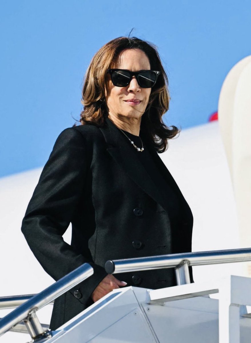 Kamala Harris is a badass! 

Who is ready to see her in the Oval Office?
