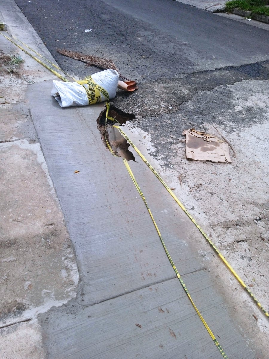 instiris1234's tweet photo. @siapagdl @rebekkane18 @Trafico_ZMG Está reparación y el socavón que se está haciendo también entra con ustedes? Se reparo el viernes 6 y con la lluvia de la tarde noche así va. https://t.co/DxdWk1qVIo