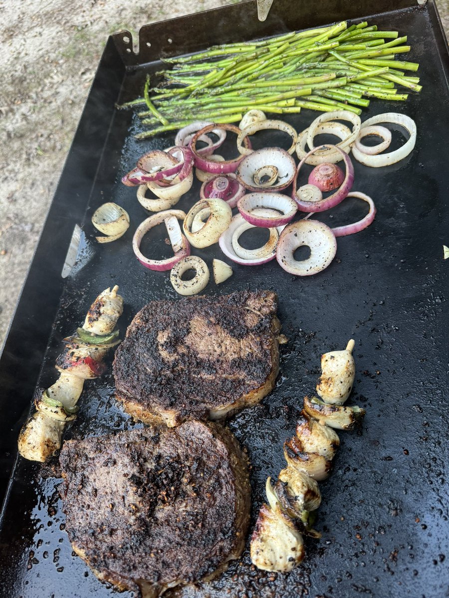 Chris__Edwards's tweet photo. Monday night, #CookingWithChris
Chicken kabobs
Steak
Asparagus
Onions
Bacon: not pictured. https://t.co/1IBXFdky44