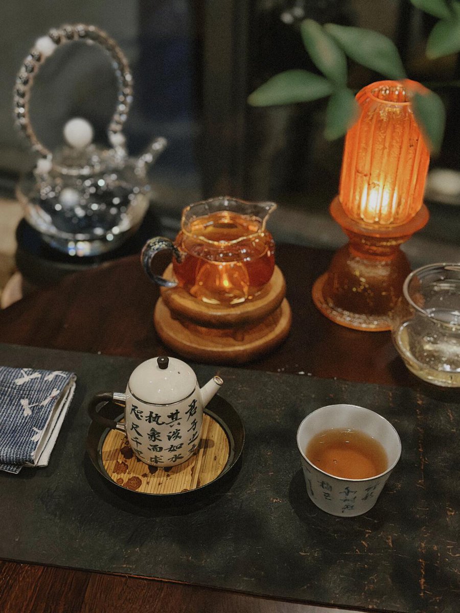 朝はお茶を飲み、音楽を聴き、本を読みます。